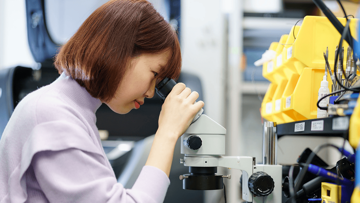 研究室で顕微鏡を覗く女性