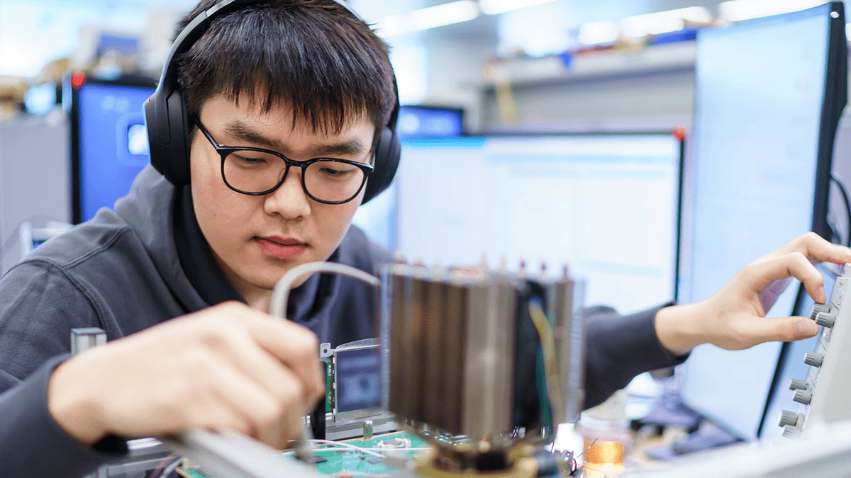 技術者が基盤をいじっている様子