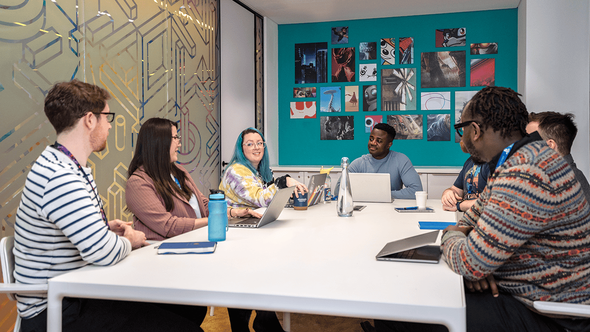 社員数名が社内の会議室で話し合っている