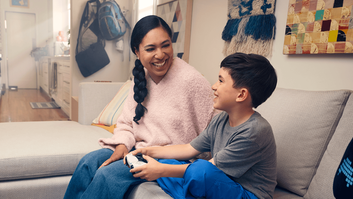 保護者と子どもが一緒にゲームを遊んでいる様子